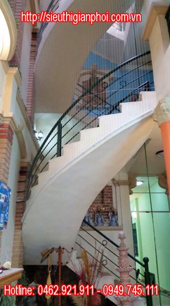 Cầu thang lưới bảo vệ: Những cầu thang lưới bảo vệ đã trở thành xu hướng phổ biến trong việc thiết kế nội thất. Với khả năng đảm bảo an toàn cho trẻ em và người lớn khi sử dụng cầu thang, việc lắp đặt lưới bảo vệ lên cầu thang đang được sử dụng rộng rãi trong các gia đình và công trình xây dựng.